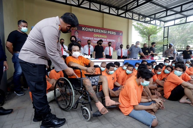 TERSANGKA: Operasi Tumpas Semeru 2022 yang dilakukan Polres Mojokerto berhasil menangkap 31 pengedar dan kurir narkoba. Kemarin, mereka dipertontonkan ke awak media. (SOfan Kurniawan/Jawa Pos Radar Mojokerto)