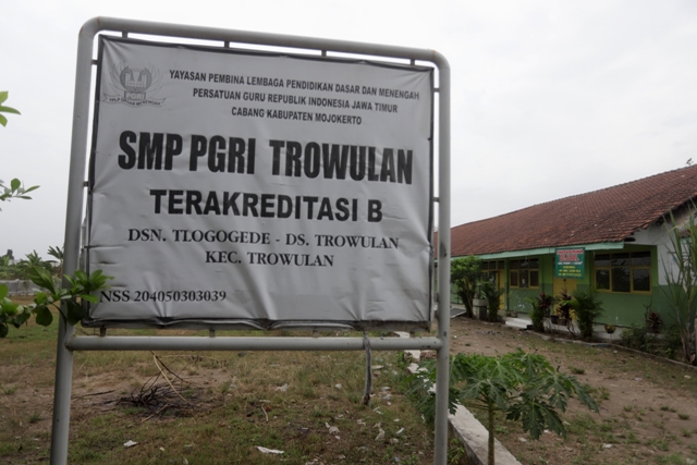 DITUTUP: SMP PGRI Trowulan tak lagi beroperasi akibat minim murid setiap tahun ajaran dan tidak mengurus perpanjangan izin operasionalnya. Kini, aset tanah dan bangunan lembaga tersebut dijual. (Sofan Kurniawan/Jawa Pos Radar Mojokerto)