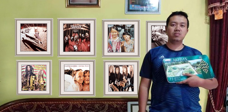 BERNILAI TINGGI: Khoiron Mahfudzi menunjukkan sejumlah karyanya yang dipesan pecinta seni mancanegara sebagai cover album band metal asal AS, di rumahnya, Desa Belik, Kecamatan Trawas. (Khudori Aliandu/Jawa Pos Radar Mojokerto)