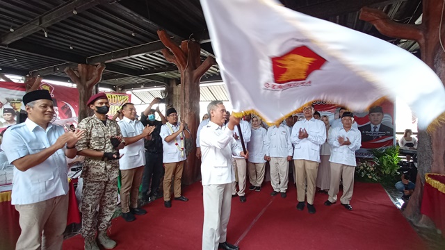 DILANTIK: Ketua DPD Partai Gerindra Provinsi Jawa Timur memberikan bendera Partai Gerindra kepada Ketua DPC Partai Gerindra Kota Mojokerto secara simbolis, Sabtu lalu (10/9). (Indah Oceananda/Jawa Pos Radar Mojokerto)