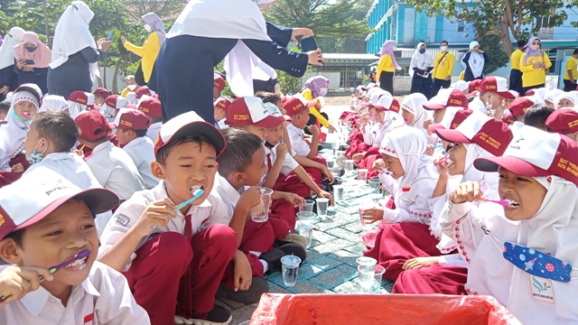 ANTUSIAS: Siswa kelas III SDIT Permata mengikuti gerakan sikat gigi serentak didampingi guru dan dokter gigi dalam rangka hari kesehatan gigi nasional, kemarin.  (Indah Oceananda/Jawa Pos Radar Mojokerto)