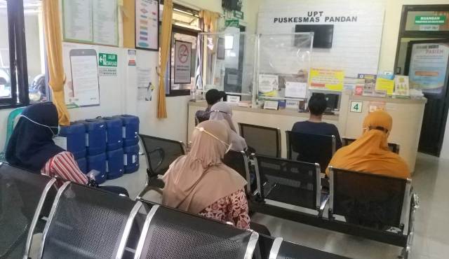 PELAYANAN: Petugas kesehatan UPT Puskesmas Pandan memeriksa kondisi pasien, beberapa waktu lalu. Tahun ini, capaian pendapatan BLUD 27 puskesmas di kabupaten masih rendah. (Indah Oceananda/Jawa Pos Radar Mojokerto)