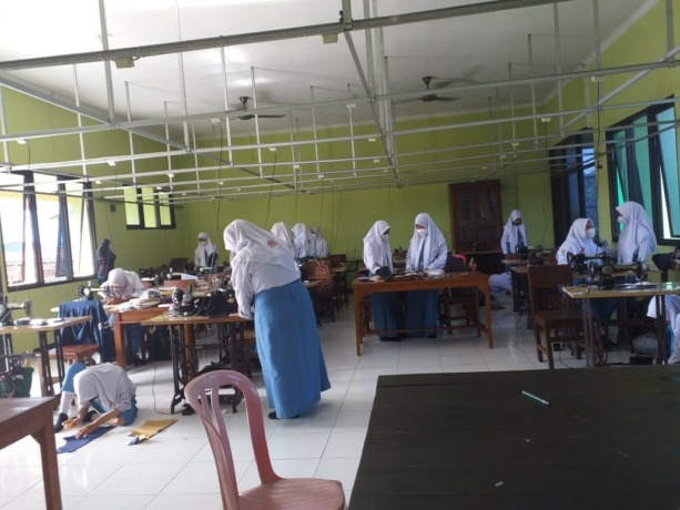 PRAKTIK: Kegiatan proses pembelajaran di salah satu SMKN, kemarin. Tahun ini, Cabdindik kembali usulkan penambahan anggaran bantuan bagi pelajar. (Indah Oceananda/Jawa Pos Radar Mojokerto)