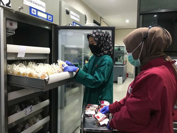 STERIL: Petugas PMI Kota Mojokerto meletakkan stok kantong darah yang sudah diuji skrining ke dalam mesin penyimpanan, kemarin. (Indah Oceananda/Jawa Pos Radar Mojokerto)