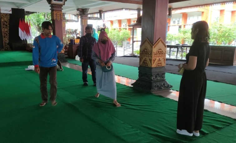 GLADI BERSIH: Panitia menata lokasi pelaksanaan grand final lomba kolase Gebyar Kreasi Himpaudi di Pendapa Pemkab, kemarin. (Arief Hikmawan/Jawa Pos Radar Mojokerto)