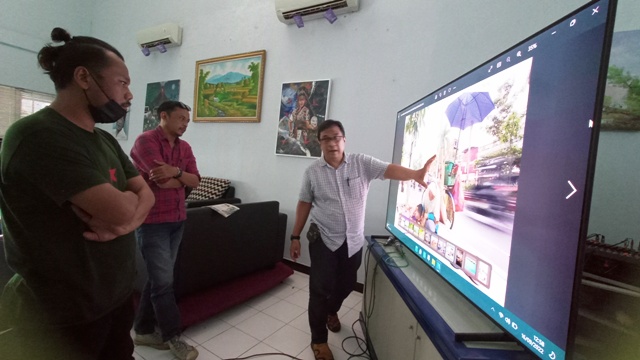 KARYA DISELEKSI: Tim juri lomba foto kemerdekaan JPRM menilai ratusan karya yang dikirim peserta dari Sabang sampai Merauke di aula Kantor JPRM, kemarin. (Indah Oceananda/Jawa Pos Radar Mojokerto)