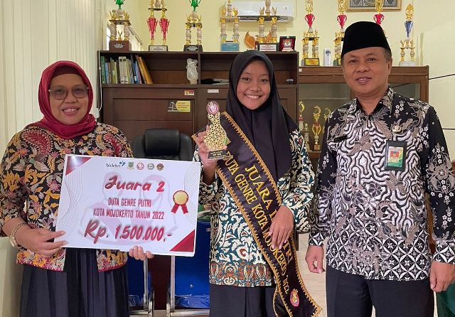 BERPRESTASI: Namira (tengah) mendapat apresiasi dari Kepala MAN 1 Kota Mojokerto (paling kanan) usai menerima predikat sebagai Wakil 1 Duta Genre Kota Mojokerto. (Indah Oceananda/Jawa Pos Radar Mojokerto)