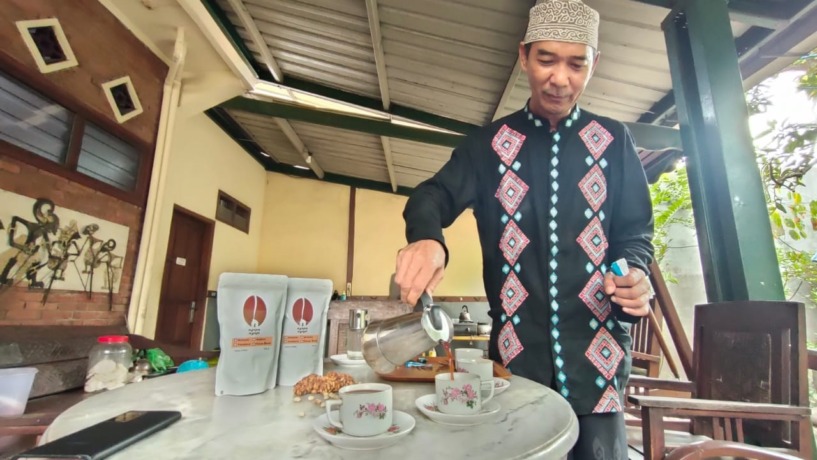 NIKMAT: Kopi olahan Teguh Judiarto asal Dusun Unggahan, Desa Banjaragung, Kecamatan Puri, tembus pasar Australia.