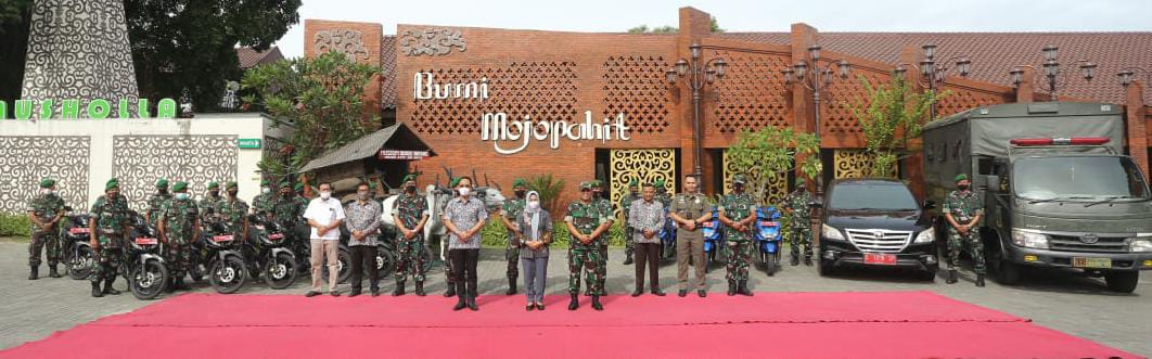 SINERGITAS: Wali Kota Mojokerto Ika Puspitasari, menyerahkan hibah kendaraan operasional kepada Dandim 0815 Mojokerto Letkol Inf Beni Asman, di Pendopo Sabha Kridatama RR, Jalan Hayam Wuruk, Nomor 50, Magersari, Kota Mojokerto, Jumat (16/9).