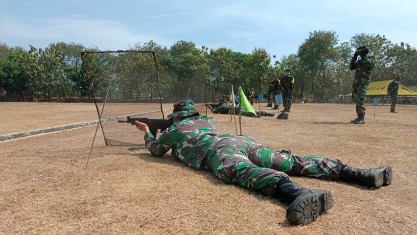 ASA KEMAMPUAN: Prajurit Kodim 0815 Mojokerto latihan tengah asa kemampuan menembak di Lapangan Tembak Yonif Para Raider 503/MK, Mojosari, Kabupaten Mojokerto, Selasa (27/9).