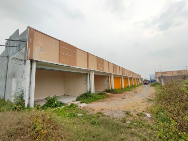 MANGKRAK: Pasar Desa Wisata di Desa Sumbersono, Kecamatan Dlanggu yang dibangun sejak 2018 silam, tak kunjung dimanfaatkan. Kini, kondisinya tak terawat dan sejumlah bagian rusak.  (Khudori Aliandu/Jawa Pos Radar Mojokerto)