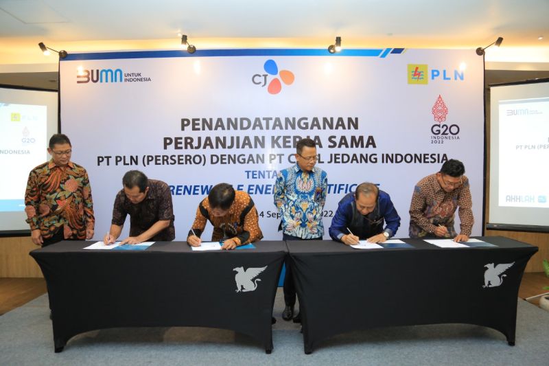 Penandatanganan perjanjian jual beli REC antara Manager PLN UP3 Pasuruan, Mochamad Abdul Basyid dengan Associate Director Administration PT Cheil Jedang Indonesia Site Pasuruan, Imam Nachrowi untuk potensi pembelian REC sebanyak 110.490 unit atau setara 1