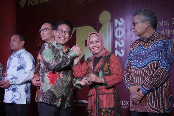 BERGENGSI: Penghargaan KDI 2022 diserahkan langsung oleh Menteri Desa, Pembangunan Daerah Tertinggal dan Transmigrasi RI, Abdul Halim Iskandar kepada Wali Kota Ika Puspitasari, di Kelenteng Sam Poo Kong, Semarang, Jawa Tengah, Kamis (22/9) malam