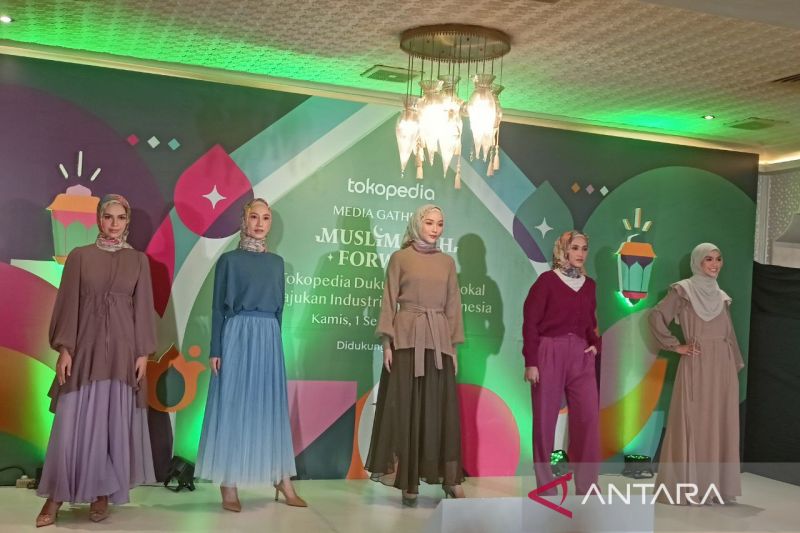 Koleksi fesyen muslim lokal Genogani saat ditampilkan di konferensi pers dan trunk show Muslim Fash Forward Tokopedia, Kamis (1/9/2022) (ANTARA/Suci Nurhaliza)