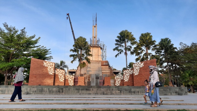 DESTINASI WISATA: Sejumlah pengunjung berada di sekitar area pekerjaan proyek pembangunan tugu Alun-Alun Kota Mojokerto, Rabu (28/9). Mulai hari ini, pusat kota Onde-Onde ini bakal dilakukan penutupan sementara. (Rizal Amrulloh/Jawa Pos Radar Mojokerto)