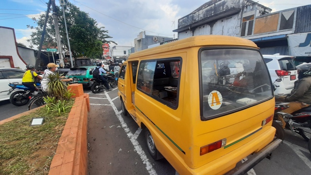 SEPI PENUMPANG: Angkutan umum lyn A melintas di Jalan Mojopahit Kota Mojokerto. (Rizal Amrulloh/Jawa Pos Radar Mojokerto)