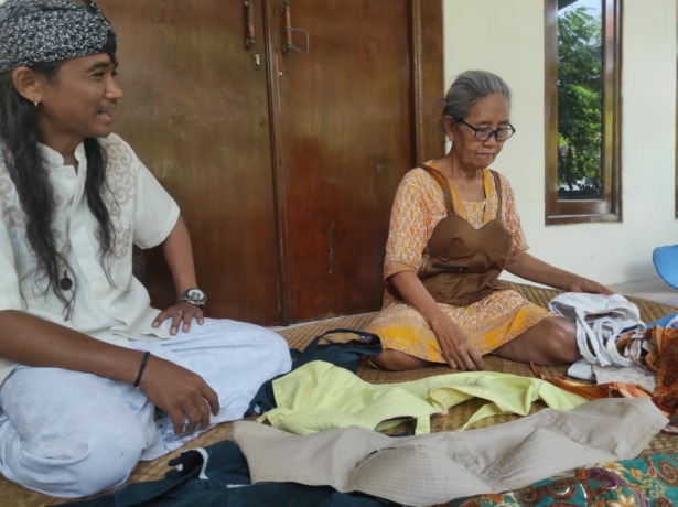 TETAP EKSIS: Peni saat memproduksi pakaian dalam khas Jawa klasik atau kutang di rumahnya Dusun/Desa Banyulegi, Kecamatan Dawarblandong, Kabupaten Mojokerto. (Martda Vadetya/Jawa Pos Radar Mojokerto)