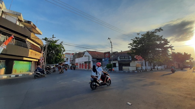 TAK BERBEKAS: Simpang Jalan A. Yani dan Jalan Mojopahit yang dulu menjadi lokasi penempatan sirene untuk memberi tanda peringatan bahaya serangan udara. (Rizal Amrulloh/Jawa Pos Radar Mojokerto)