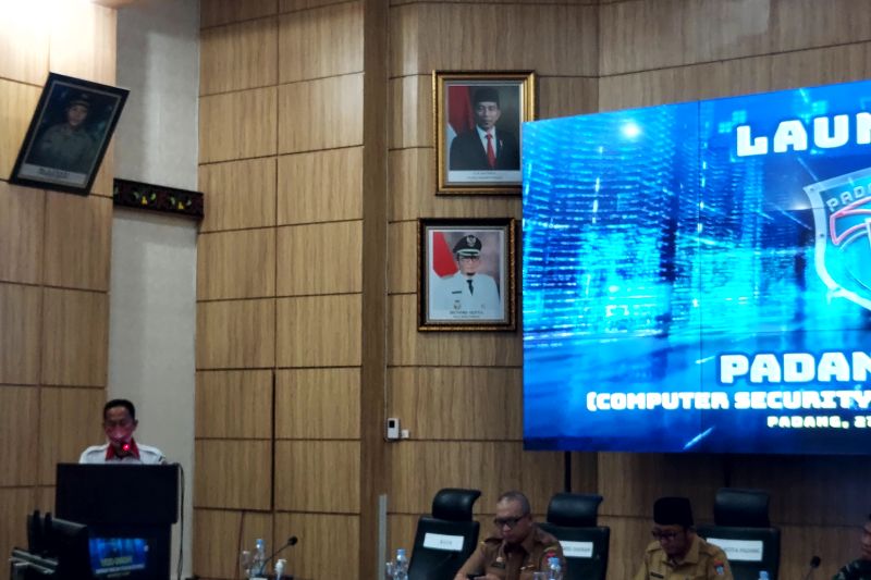 Direktur Keamanan Siber dan Sandi Teknologi Informasi dan Komunikasi, Media, dan Transportasi, Deputi IV BSSN, Rinaldy, pada peluncuran Padang CSIRT di Padang, Selasa. ANTARA/Ikhwan Wahyudi