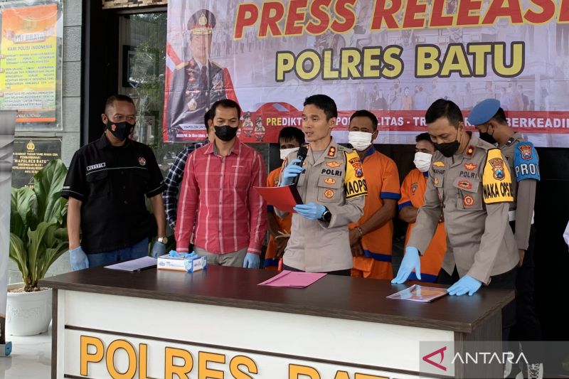 Kapolres Batu AKBP Oskar Syamsuddin (tengah) pada saat memberikan keterangan kepada media terkait kasus komplotan pencurian hewan ternak di Kota Batu, Jawa Timur, Selasa (20/9/2022). ANTARA/Vicki Febrianto.