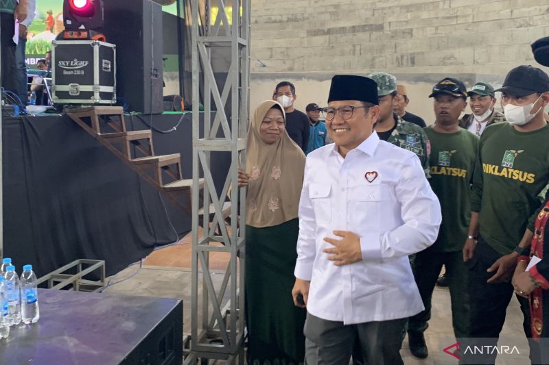 Wakil Ketua Dewan Perwakilan Rakyat (DPR) Muhaimin Iskandar (berbaju putih) pada saat menghadiri Rembuk Tani di Dome Kanjuruhan, Kabupaten Malang, Jawa Timur, Rabu (14/9/2022). (ANTARA/Vicki Febrianto)