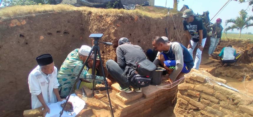 DIPINDAH: Tim ekskavasi dan warga setempat tengah menggali dan memindahkan kerangka manusia tanpa identitas di Situs Watesumpak, kemarin. (Martda Vadetya/Jawa Pos Radar Mojokerto)