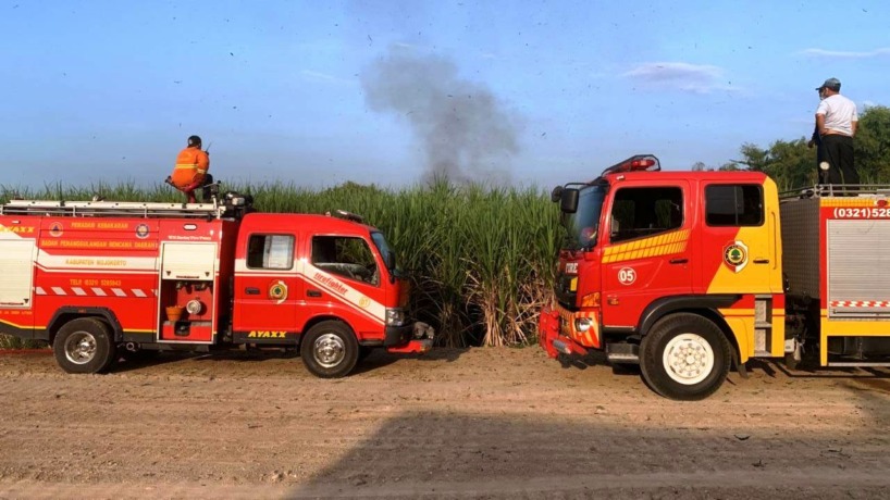 DIPADAMKAM: Petugas Damkar BPBD Kabupaten Mojokerto tengah memadamkan kebakaran di wilayah Bangsal beberapa waktu lalu.