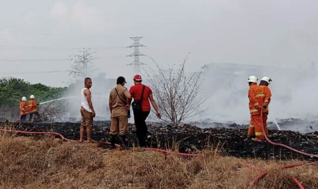 CUACA PANAS: Petugas melakukan penanganan kebakaran di kawasan TPA Belahantengah, Kecamatan Mojosari, Senin lalu. (Martda Vadetya/Jawa Pos Radar Mojokerto)