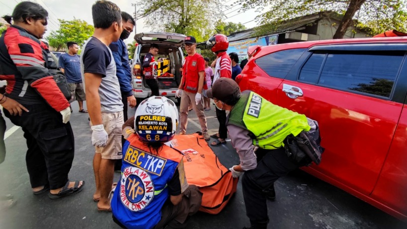 NAHAS: Petugas tengah mengevakuasi jasad korban kecelakaan di Jalan Raya Desa Sumberwono, Kecamatan Bangsal, kemarin, ke RSUD Prof dr Soekandar Mojosari. (Martda Vadetya/Jawa Pos Radar Mojokerto)