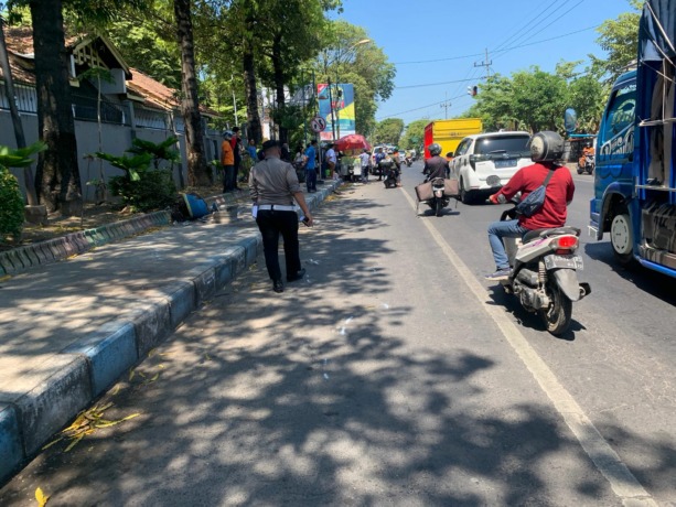 DITINDAKLANJUTI: Petugas Satlantas Polres Mojokerto tengah melakukan olah TKP di Jalan Raya Desa Jotangan, Kecamatan Mojosari, kemarin siang. (Martda Vadetya/Jawa Pos Radar Mojokerto)