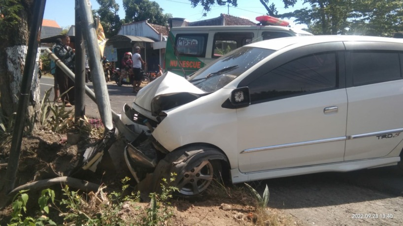 RINGSEK: Kondisi mobil Agya bernopol S 1499 PM ringsek parah usai menyeruduk korban dan menghantam tiang di pinggir Jalan Raya Warugunung, Kecamatan Pacet, kemarin. (Martda Vadetya/Jawa Pos Radar Mojokerto)