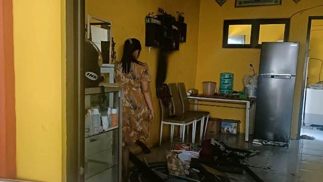DIACAK-ACAK: Kondisi rumah Ayu dan Kusnan yang acak-acakan setelah bertikai, kemarin. (Martda Vadetya/Jawa Pos Radar Mojokerto)
