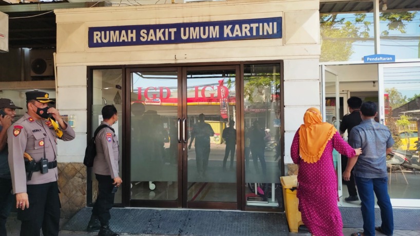 PENANGANAN: Tim medis RS Kartini Mojosari tengah melakukan tindakan medis pada korban, kemarin. (Martda Vadetya/Jawa Pos Radar Mojokerto)