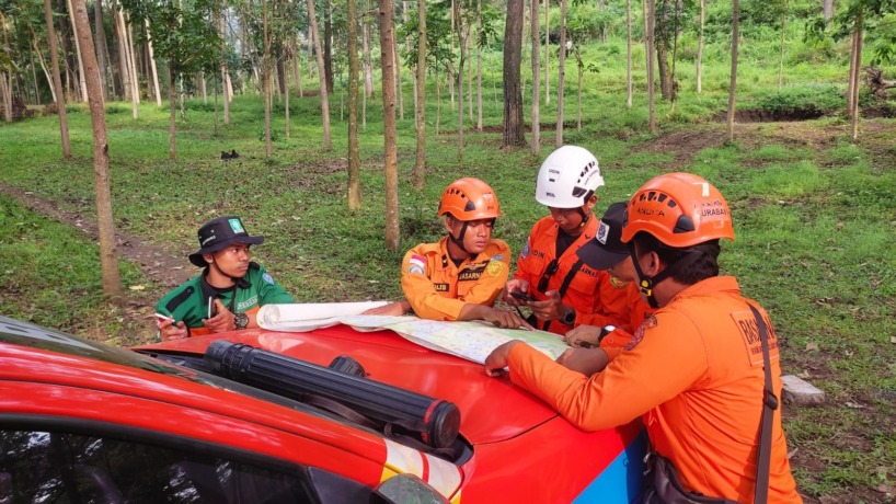 DIPETAKAN: Tim Basarnas Surabaya melakukan pemetaan untuk asesmen wilayah di sekitar kawasan Wisata Bukit Krapyak di Desa Padusan, Kecamatan Pacet, kemarin.