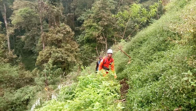 PENYISIRAN: Tim SAR Gabungan tengah melakukan pencarian di kawasan hutan Krapyak, Kecamatan Pacet, Kabupaten Mojokerto, kemarin. (Martda Vadetya/Jawa Pos Radar Mojokerto)