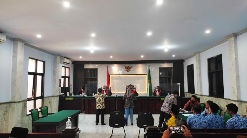 DIPROSES: Sejumlah kuasa hukum tergugat menyerahkan berkas saat sidang di Pengadilan Negeri Mojokerto, kemarin. (Martda Vadetya/Jawa Pos Radar Mojokerto)