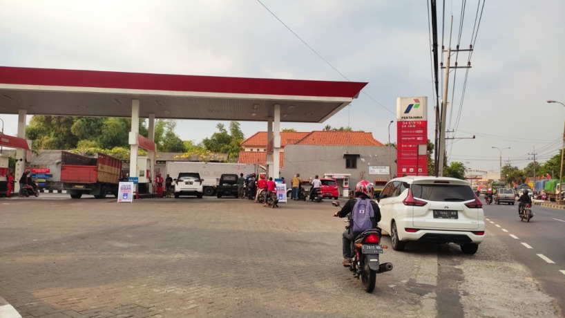 HARGA NAIK: Sejumlah SPBU di Kabupaten Mojokerto serentak memberlakukan penyesuaian harga BBM subsidi, kemarin. (Martda Vadetya/Jawa Pos Radar Mojokerto)