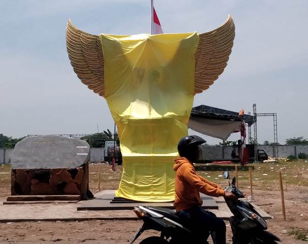 DISOAL: Pembangunan monumen garuda pancasila di Kawasan Ponpes Segoro Agung, Desa Sentonorejo, Kecamatan Trowulan, Kabupaten Mojokerto, menuai polemik. (Martda Vadetya/Jawa Pos Radar Mojokerto)