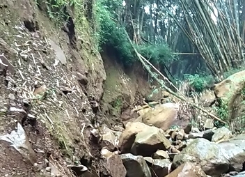 BERISIKO: Relawan yang tergabung dalam FPRB Kabupaten Mojokerto memeriksa titik longsor di kawasan Kutukan, Dusun Sendi, Desa/Kecamatan Pacet, Minggu (12/9). (Welirang Community Rescue for JPRM)