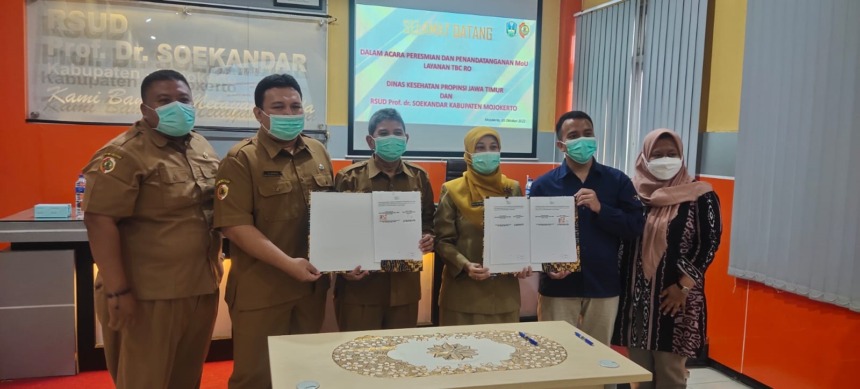 KERJA SAMA : Penandatangan dilakukan oleh Direktur  RSUD Prof dr Soekandar Kabupaten Mojokerto  dr. Djalu Naskutub MMR  dan Kepala Seksi Pencegahan dan Pengendalian Penyakit Menular Dinas Kesehatan Propinsi Jawa Timur drg Sulvy Dwi Anggraini, MKes.