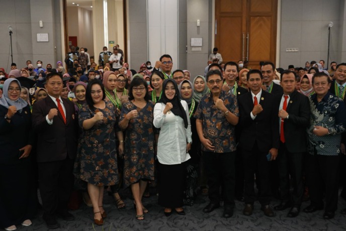 KOMITMEN: Bupati Mojokerto dr Ikfina Fahmawati MSi dan para undangan serta wisudawan STIKES dan AKPER Dian Husada.