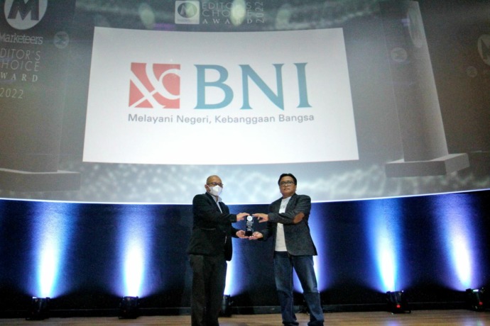 Editor in Chief Marketeers Sigit Kurniawan dan General Manager Divisi Solusi Wholesale BNI Indra Gunawan dalam Marketeers Editor’s Choice Award 2022 di Jakarta, Rabu (12/10/2022).