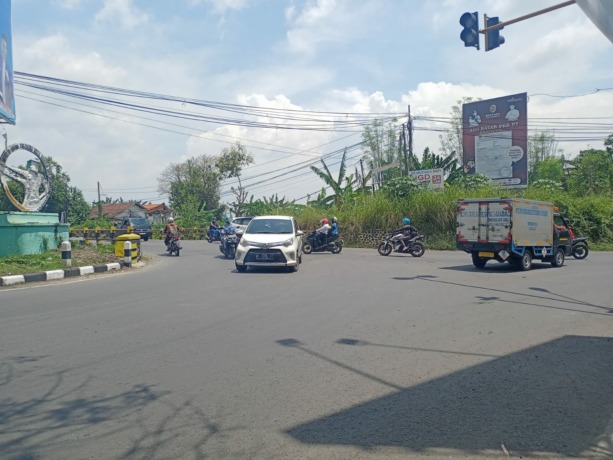 LANCAR: Situasi arus lalu lintas di simpang tiga Ranjen, Kecamatan Gedeg, Senin siang. (Yulianto Adi Nugroho/Jawa Pos Radar Mojokerto)