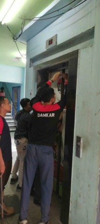 Damkar Kota Mojokerto mengevakuasi warga yang terjebak dalam lift di salah satu tempat karaoke di Kota Mojokerto, Minggu (2/10) pagi. (dok damkar for Jawa Pos Radar Mojokerto)