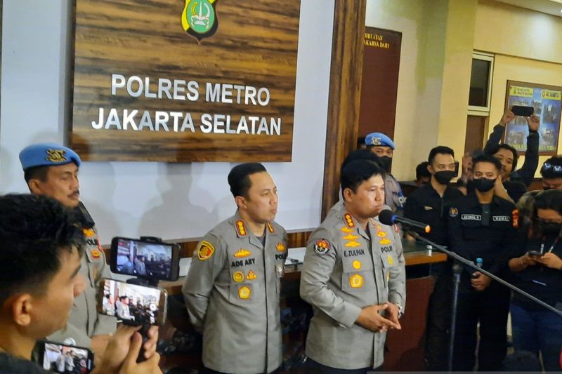 Kabid Humas Polda Metro Jaya Kombes Pol. Endra Zulpan (kanan) dan Kapolres Metro Jakarta Selatan Kombes Pol. Ade Ary Syam Indradi (kiri) saat konferensi pers terkait penetapan tersangka terhadap artis Rizky Billar di Polres Metro Jakarta Selatan, Rabu (12