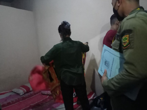RAZIA: Pasangan bukan suami istri tejaring razia kos di Lingkungan Kuwung, Kelurahan Meri, Kecamatan Kranggan, Sabtu (22/10) malam. (Yulianto Adi Nugroho/Jawa Pos Radar Mojokerto)