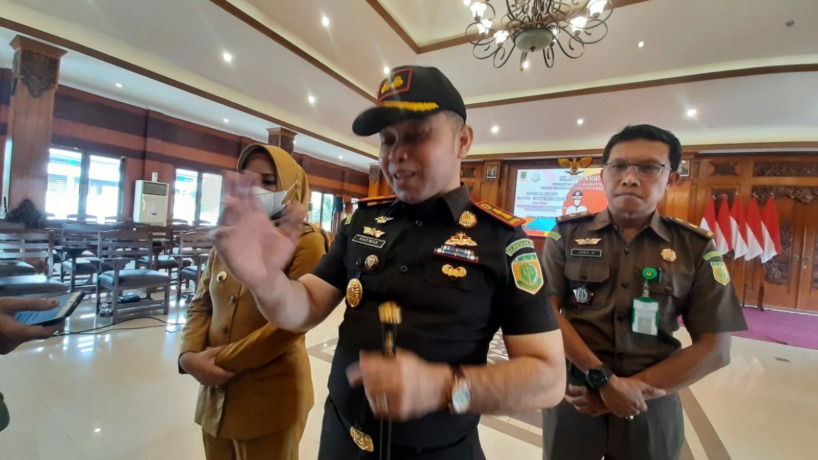 MENGERUCUT: Kajari Kota Mojokerto Hadiman saat memberikan keterangan terkait perkembangan pengusutan dugaan korupsi BPRS Mojo Artho di Pendapa Pemkot Mojokerto, kemarin. (Rizal Amrulloh/Jawa Pos Radar Mojokerto)
