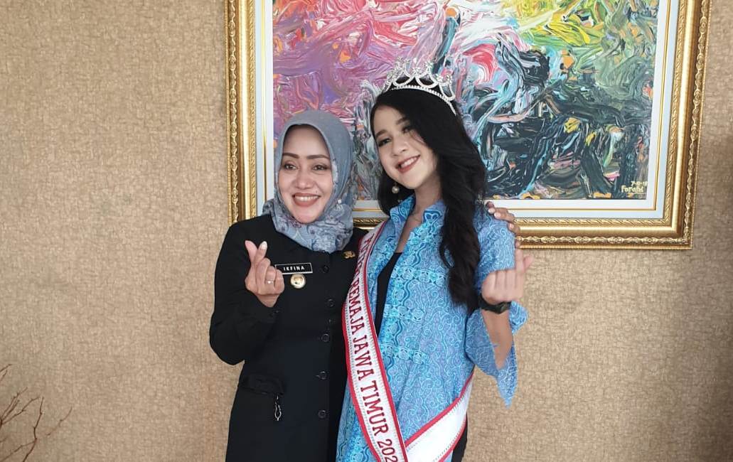 DUKUNGAN: Lorensa Candra Kirana, siswa SMP Negeri 2 Mojosari berfoto bersama Bupati Ikfina Fahmawati.