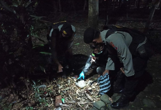 PERIKSA LOKASI: Polisi memeriksa TKP penganiayaan di Taman Hutan Kota Mojokerto, Kelurahan Pulorejo, Kecamatan Prajurit Kulon, Selasa (25/10) malam. (Yulianto Adi Nugroho/Jawa Pos Radar Mojokerto)