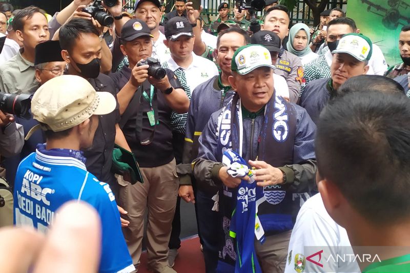Kasad Jenderal TNI Dudung Abdurachman saat bertemu dengan perwakilan Bobotoh Persib di Stadion Siliwangi, Kota Bandung, Jawa Barat, Rabu (5/10/2022). ANTARA/Bagus Ahmad Rizaldi